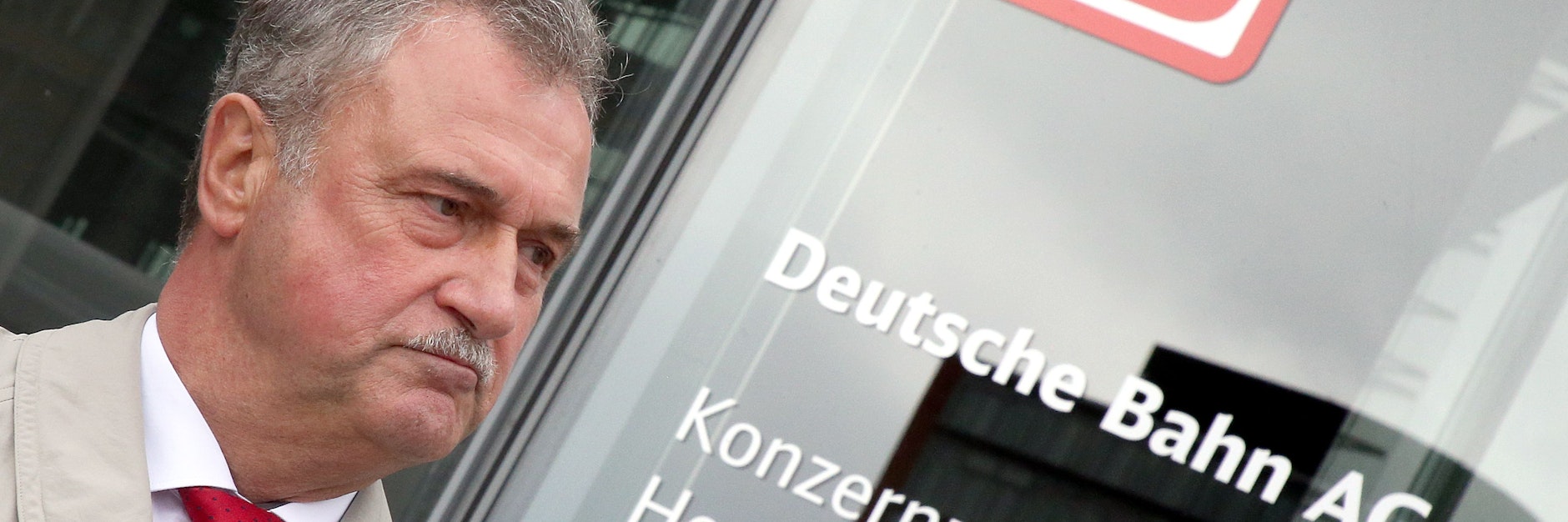 Klaus Weselsky, Chef der GDL, am Dienstag bei einer Protest-Kundgebung der Lokführer-Gewerkschaft GDL vor dem Bahn-Tower am Potsdamer Platz