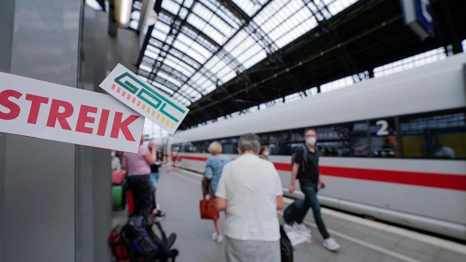 Nur rund ein Viertel des DB-Fernverkehrs fand statt: In der vergangenen Woche legte der erste Warnstreik der GDL in diesem Tarifkonflikt große Teile des Bahn- und S-Bahn-Verkehrs lahm.