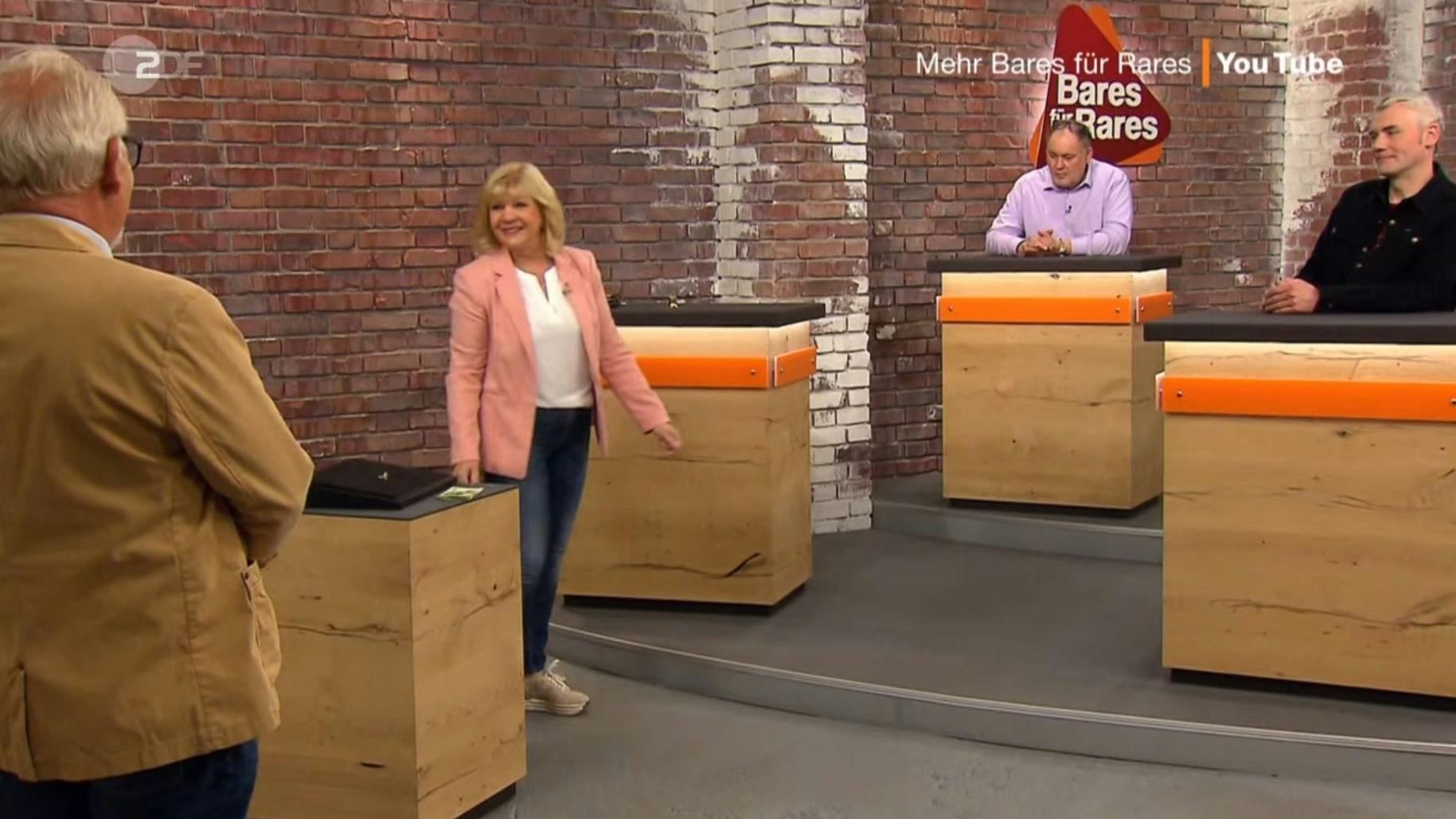 „Bares für Rares“-Händlerin Elke Velten kauft den Ring für 2100 Euro.