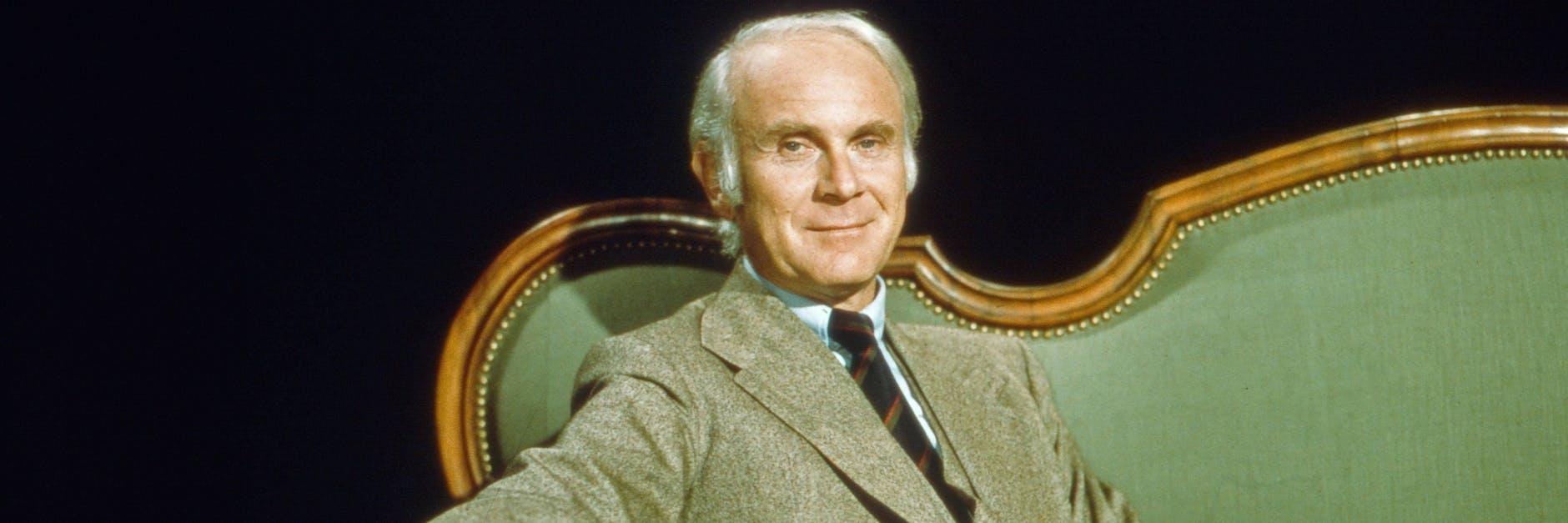 Der deutsche Humorist Vicco von Bülow alias Loriot auf seiner grünen Couch.