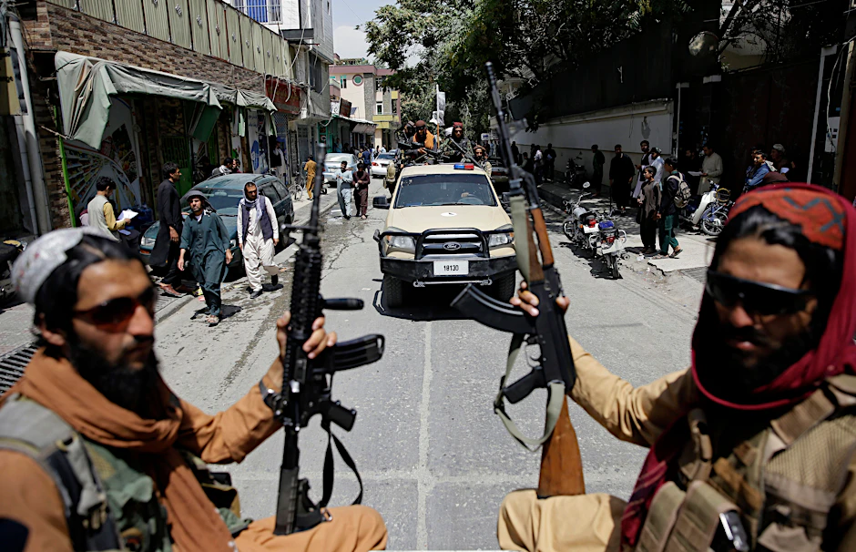 Schwer bewaffnete Taliban-Kämpfer patrouillieren durch Kabul.