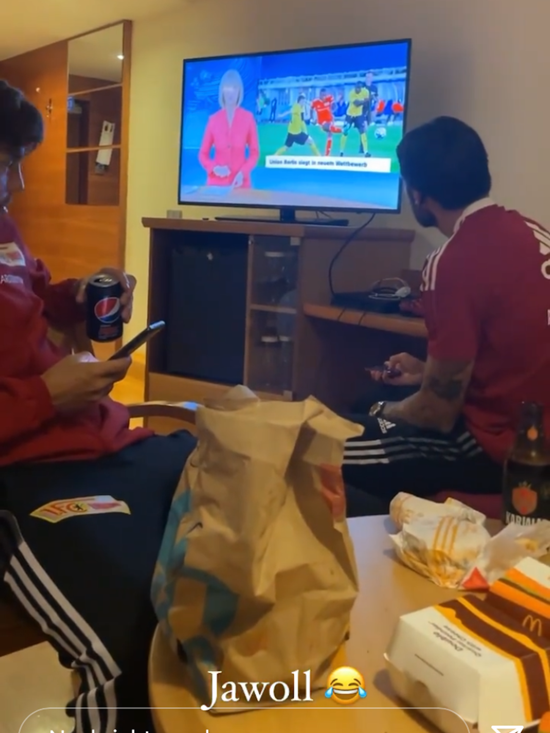 Max Kruse zeigte, wie der 1. FC Union mit Burgern, Pommes und Cola den 4:0 Sieg in Finnland feierte.&nbsp;