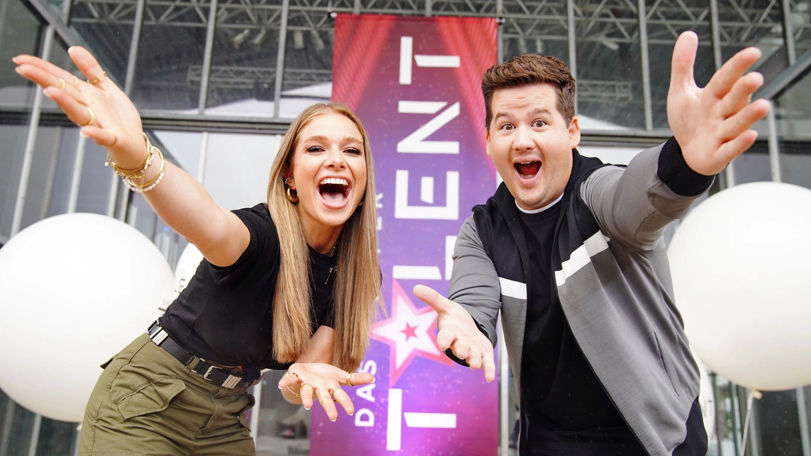 Lola Weippert und Chris Tall sind die neuen Moderatoren beim Supertalent. Sie lösten Daniel Hartwich ab.