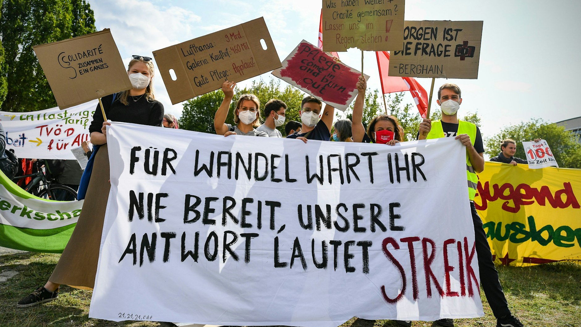 Beschäftigte von Vivantes und Charité demonstrieren für einen Tarifvertrag, Entlastung und Lohnangleichungen bei Tochterunternehmen.