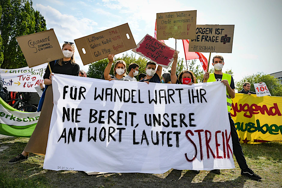 Beschäftigte von Vivantes und Charité demonstrieren für einen Tarifvertrag, Entlastung und Lohnangleichungen bei Tochterunternehmen.