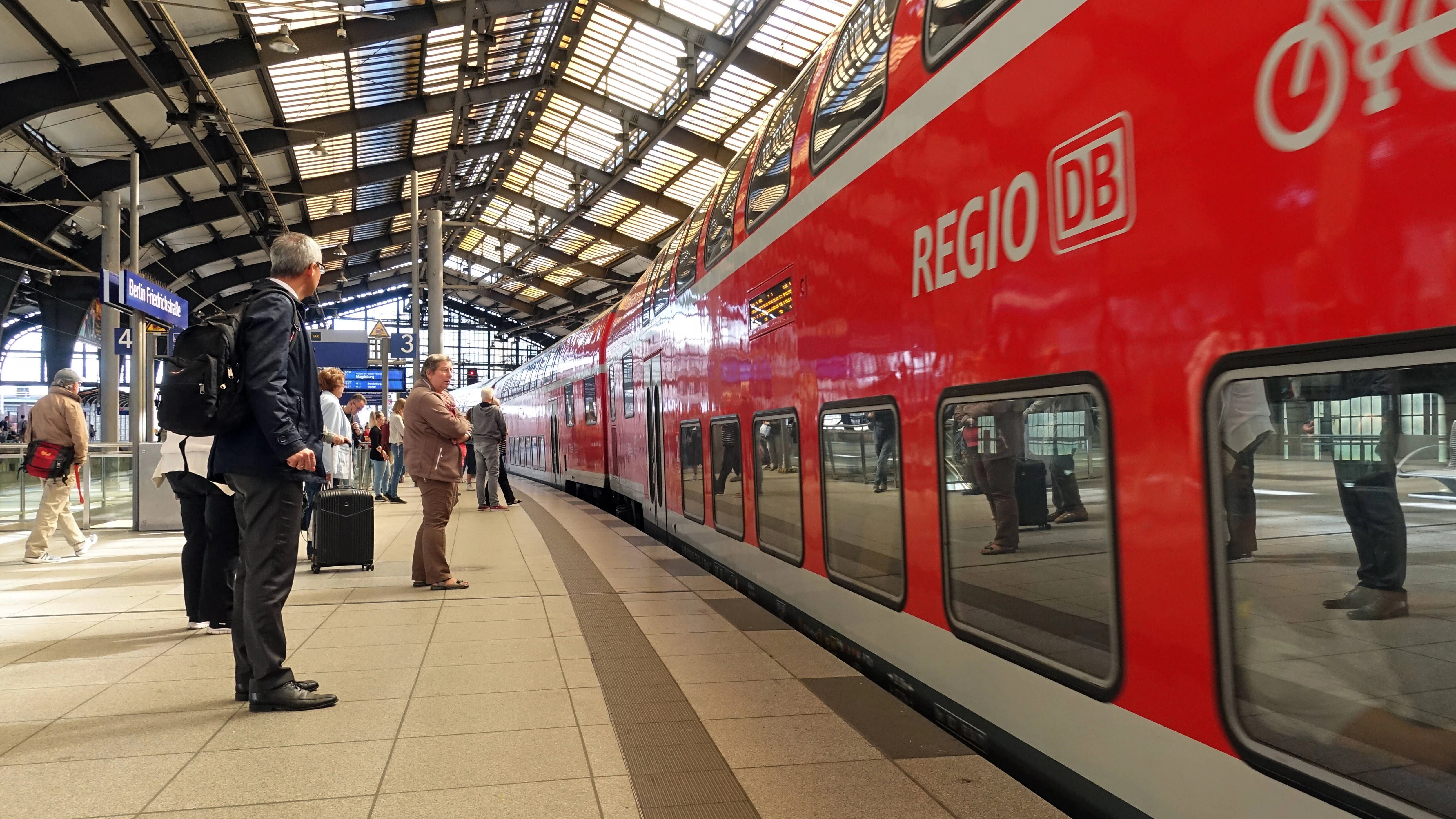 Ein Regionalexpress im Bahnhof Friedrichstraße. Früher hielten dort auch Fernzüge – unter anderem nach Wien und Brüssel. Ein prominenter Fahrgast, der hier einst eintraf, war 1931 der Schauspieler Charlie Chaplin.