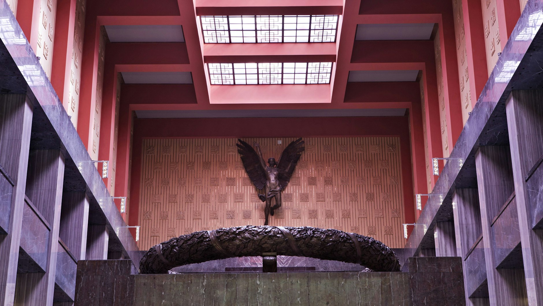 Sehr schön stalinistisch: die Ehrenhalle des tschechischen Nationaldenkmals auf dem Veitsberg.
