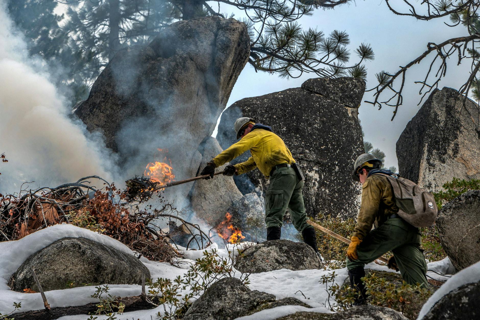 Burn bosses versuchen ein Feuer zu legen um großeflächige Waldbrände am Lake Tahoe in Kalifornien zu verhindern.