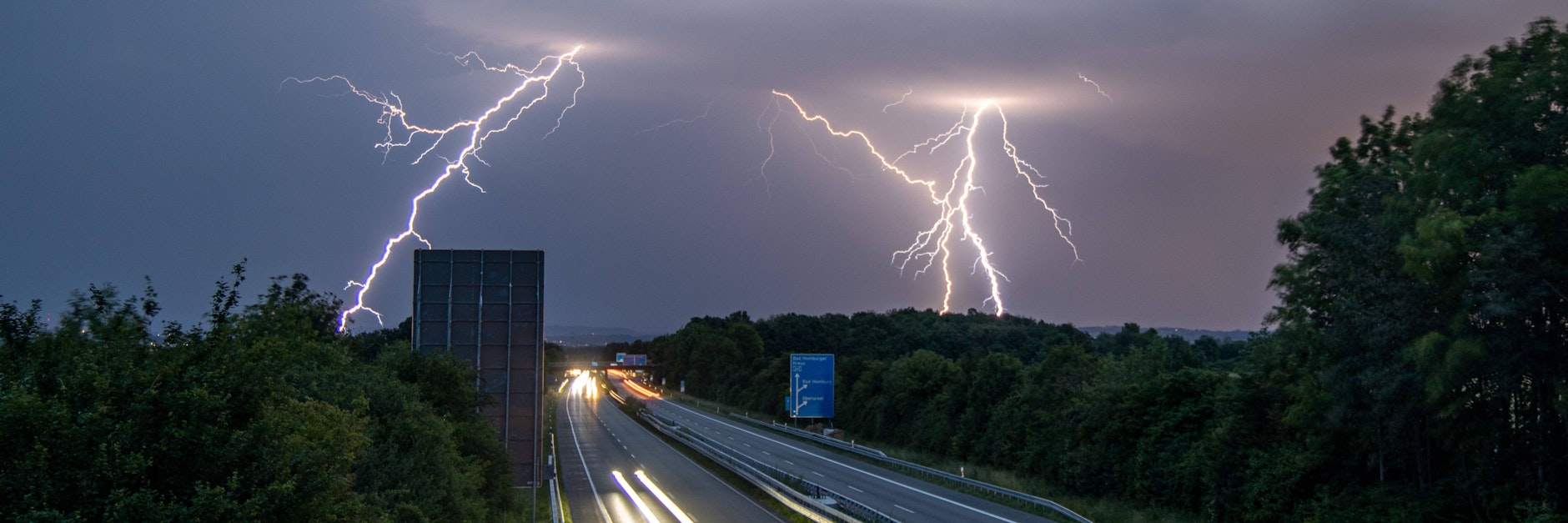 Das Unwetter naht! Bereits am Sonntag ziehen Gewitter auf.