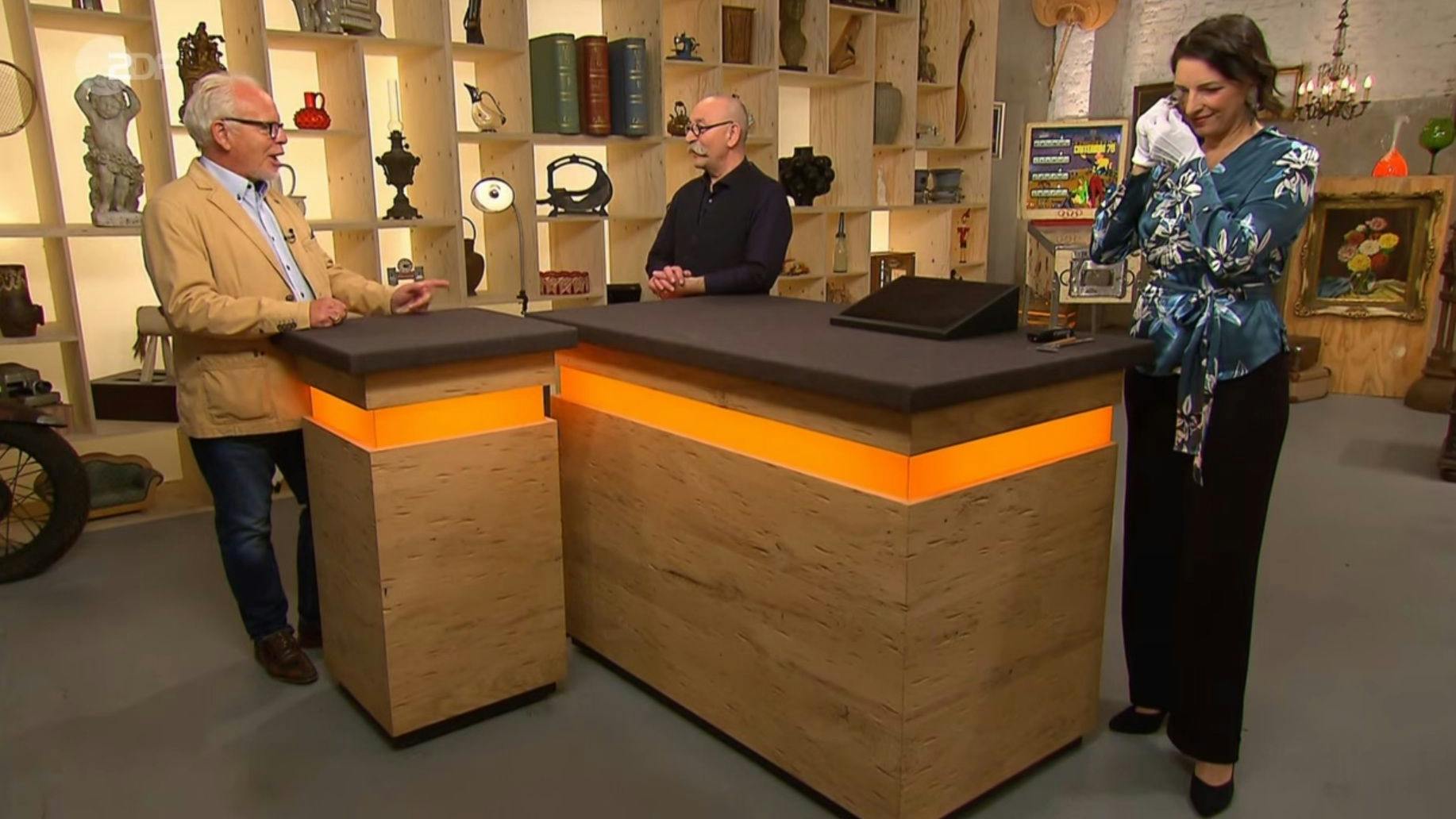 „Bares für Rares“-Expertin Wendela Horz nimmt den Ring genau unter die Lupe.