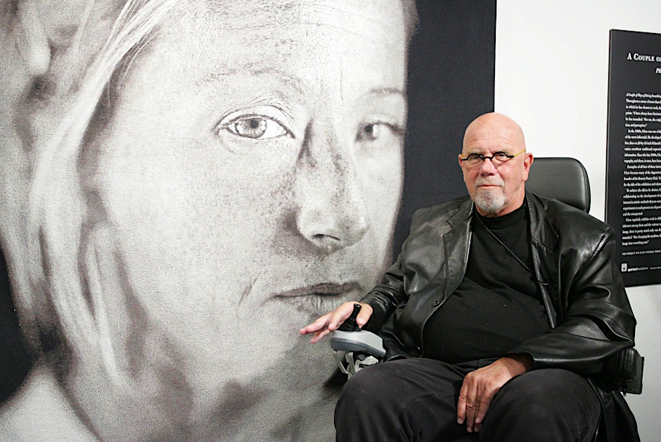 Hier bezieht sich fotorealistische Malerei auf Fotokunst: Chuck Close (1940–2021) im Jahr 2006 in New York vor seinem Porträt der berühmten Fotokünstlerin Cindy Sherman.
