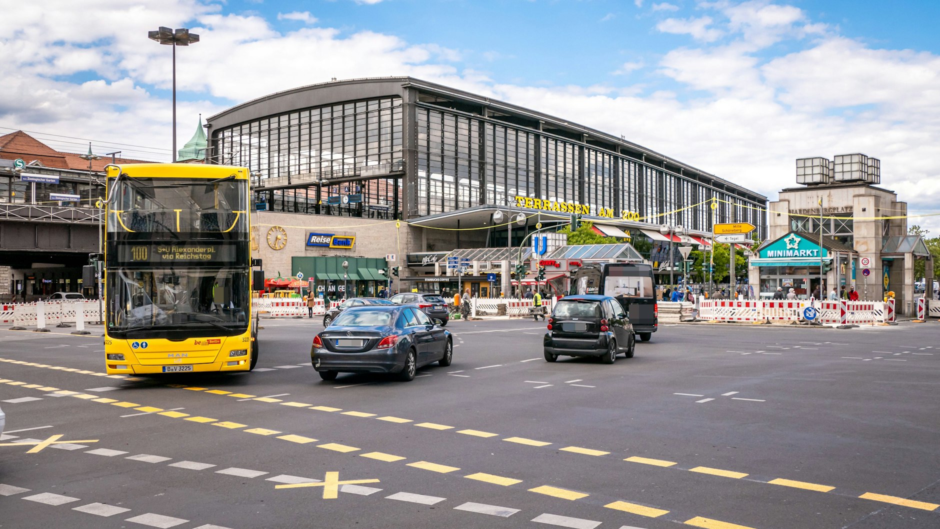 Vor mehr als 15 Jahren wurde er vom ICE-Verkehr abgehängt: Der Bahnhof Zoologischer Garten in der City West. Nun könnte es sein, dass zumindest einige wenige ICE-Züge dort wieder halten.