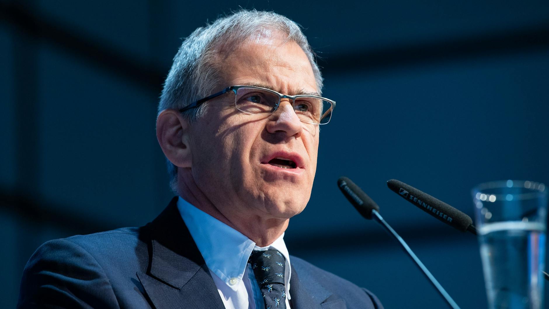 Triathlon-Präsident Martin Engelhardt bemängelt den fehlenden Leistungsgedanken und malt für die Zukunft eine düsteres Bild. 