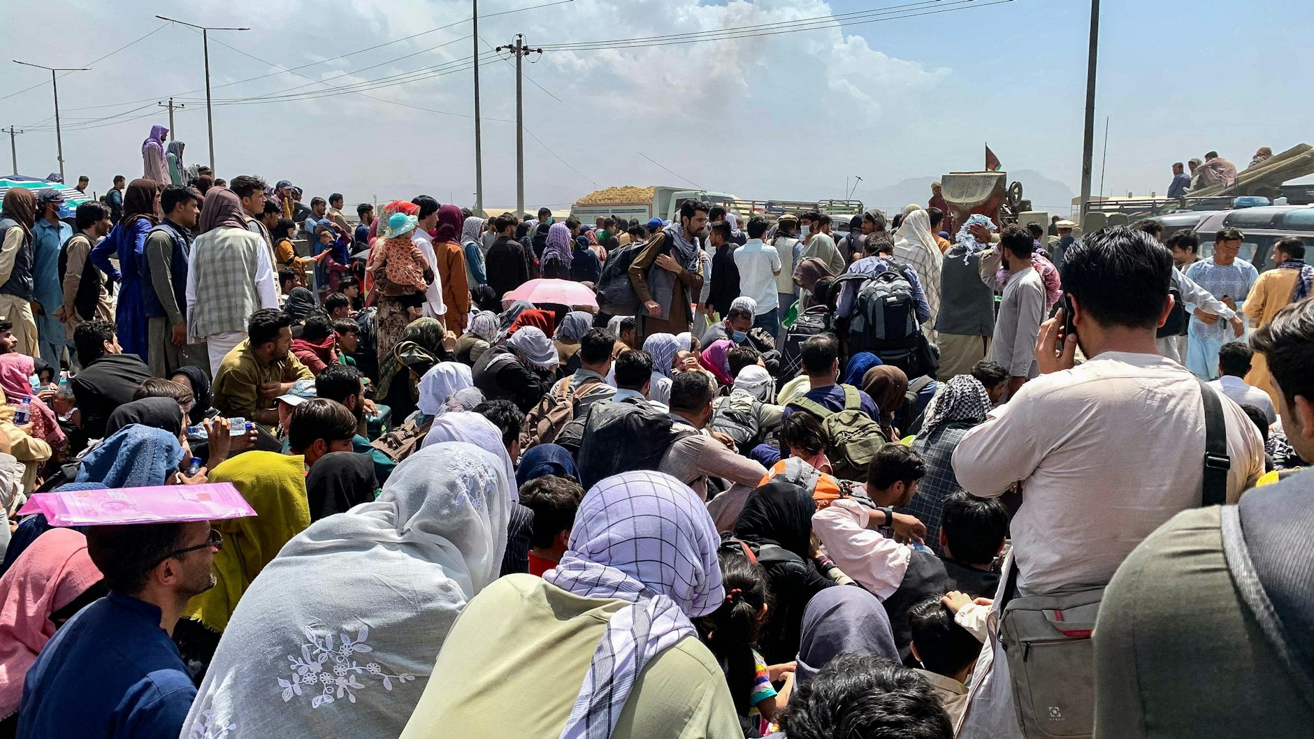 Afghanen warten auf das Boarding eines Militärflugzeuges.&nbsp;