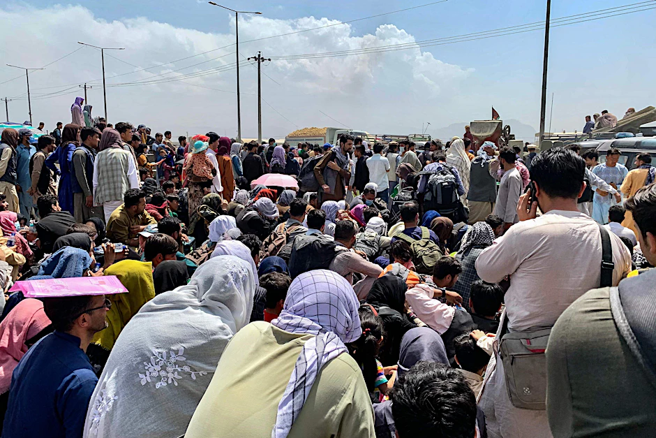 Afghanen warten auf das Boarding eines Militärflugzeuges.&nbsp;