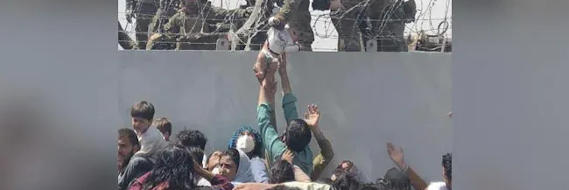 Dramatische Szene in Kabul: Ein Mann übergibt einem US-Soldaten sein krankes Baby.