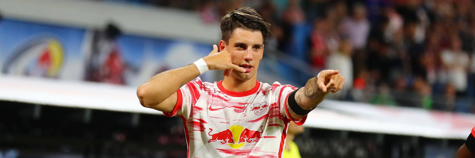 RB Leipzigs Dominik Szoboszlai jubelt mit Telefongeste. Glückwunschanrufe wird der Ungar nach seinen zwei Toren genug bekommen.