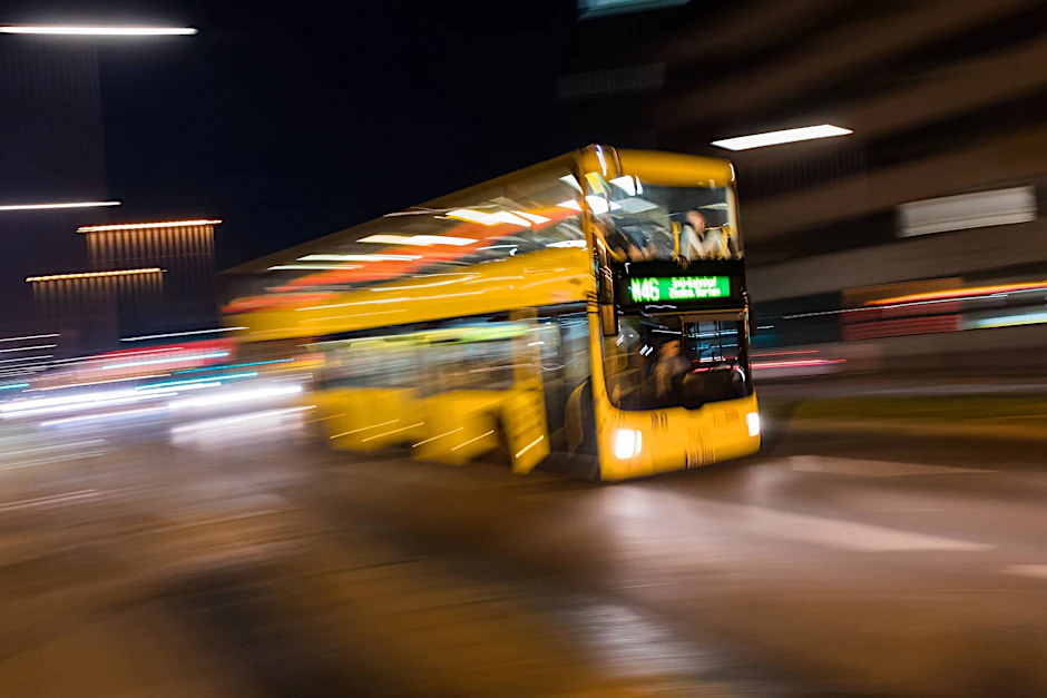Ein Bus fährt nachts durch Berlin (Symbolbild). In Lankwitz sind zwei Männer vor einer Bushaltestelle von Unbekannten attackiert worden.&nbsp;