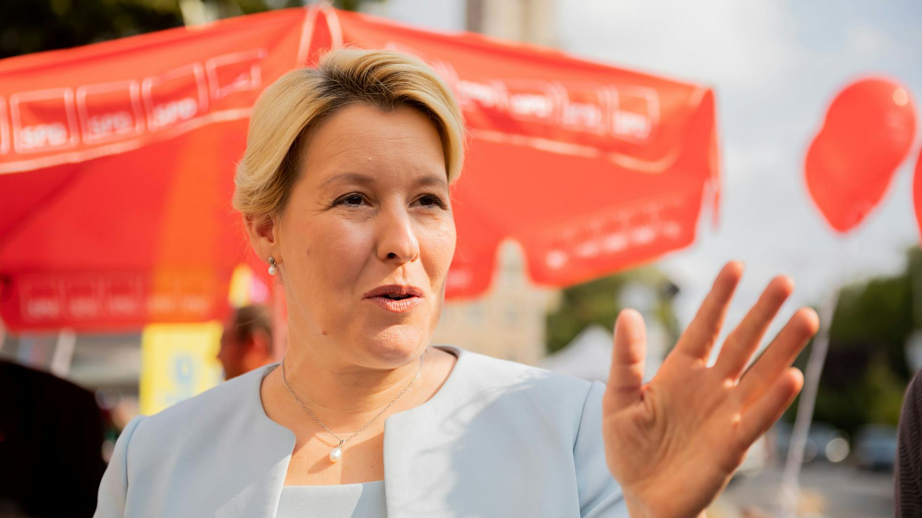Franziska Giffey (SPD) unterhält sich am Samstag bei einem Wahlkampfbesuch auf dem Markt am Breslauer Platz in Berlin-Friedenau mit Passanten und Händlern.