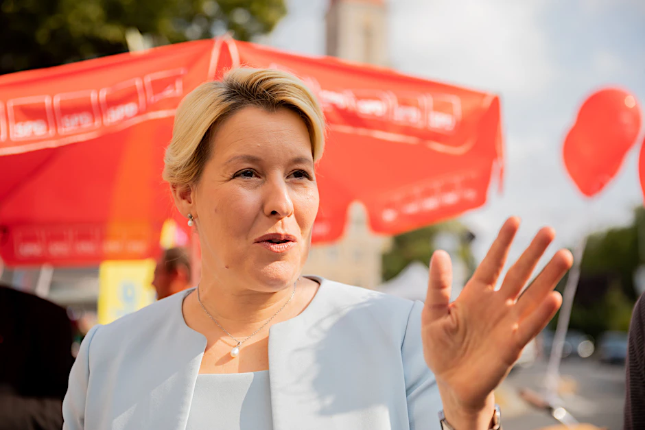 Franziska Giffey (SPD) unterhält sich am Samstag bei einem Wahlkampfbesuch auf dem Markt am Breslauer Platz in Berlin-Friedenau mit Passanten und Händlern.