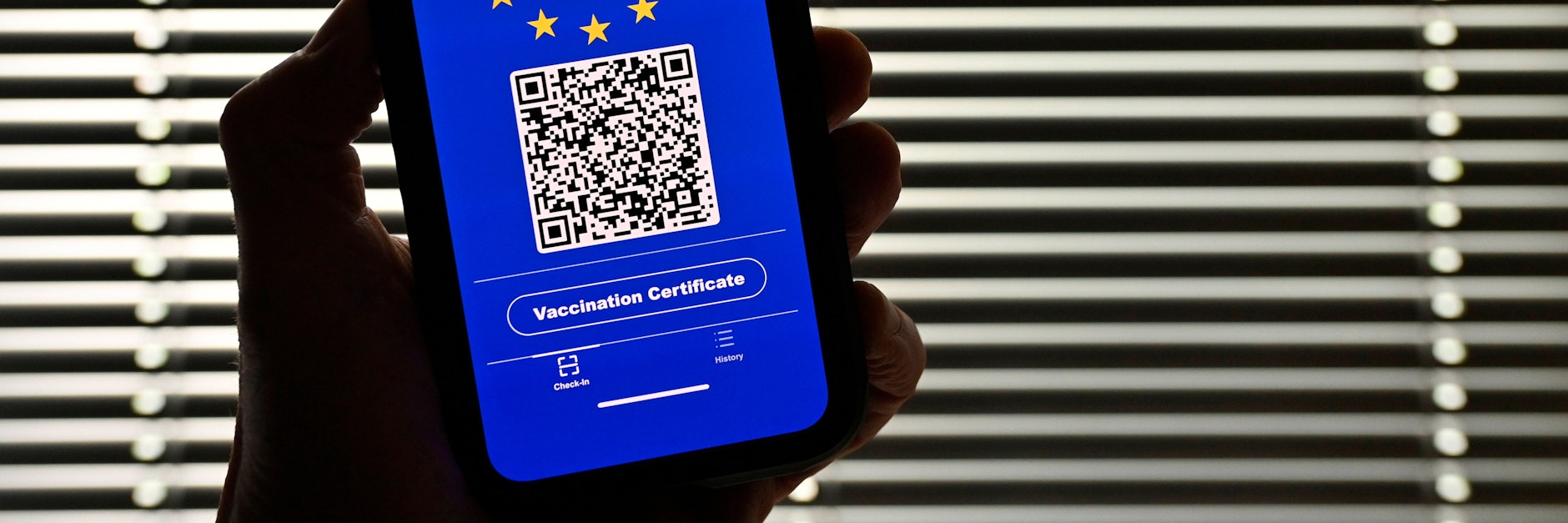 Symbolfoto eines digitalen europäischen Impfpasses mit QR-Code.