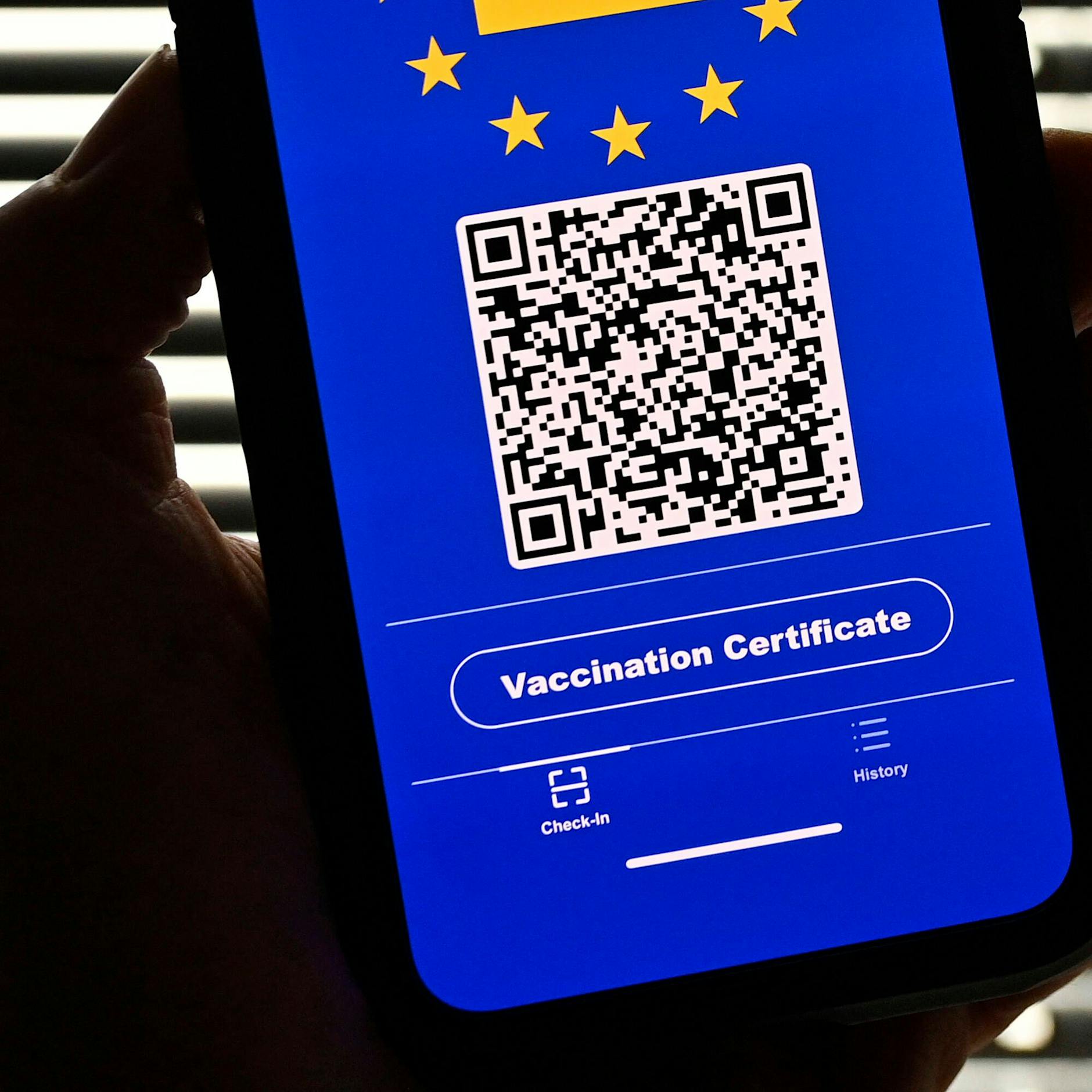 Praktisch veranlagt! 22-Jähriger lässt sich seinen Corona-Impfpass auf den Arm tätowieren