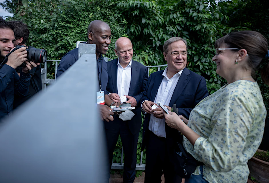 Glückskekse für die Kandidaten: Armin Laschet (2.v.r.), Kanzlerkandidat der Union, CDU-Bundesvorsitzender und Ministerpräsident von Nordrhein-Westfalen, ist zusammen mit Kai Wegner (3.v.r.), Spitzenkandidat der Berliner CDU, und dem Bundestagskandidaten von Berlin-Spandau, Joe Chialo (2.v.l.) in Kladow unterwegs.&nbsp;