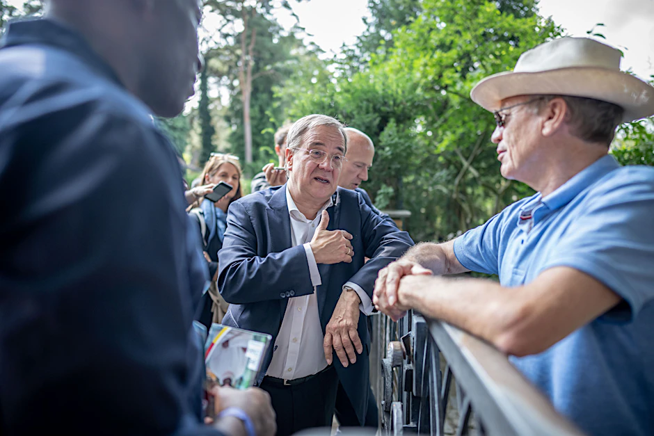 CDU-Kanzlerkandidat Armin Laschet ist nach dem zentralen Wahlkampfauftakt von CDU und CSU beim einstündigen Haustürwahlkampf in Berlin-Kladow unterwegs. Er sprach mit Anwohnern am Gartenzaun und plauschte mit Passanten.&nbsp;