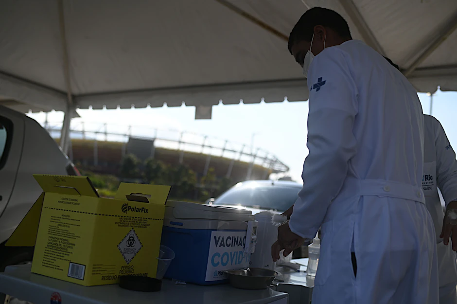 Ein Mitarbeiter des Gesundheitswesens bereitet Dosen des Impfstoffs von Biontech/Pfizer im Olympia Park in&nbsp;Rio de Janeiro vor (Archivbild).