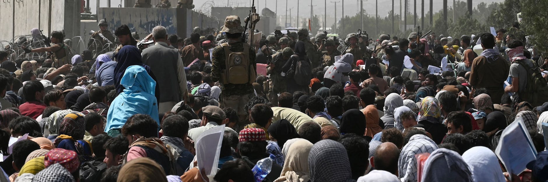 Tausende Afghanen versuchen verzweifelt, vor den Taliban ins Ausland zu fliehen.