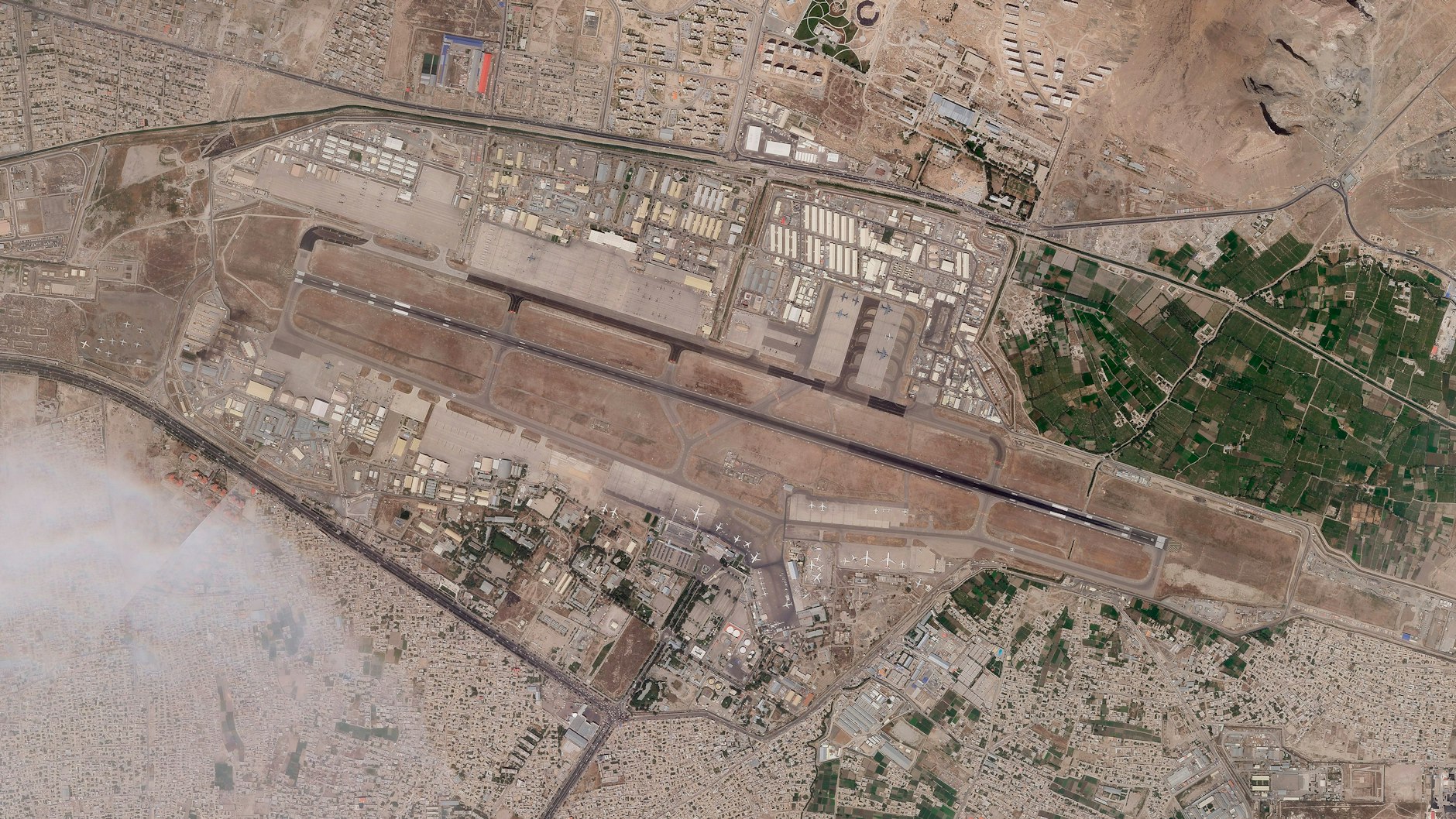 Dieses Satellitenfoto zeigt die militärische Seite des internationalen Flughafens von Kabul.