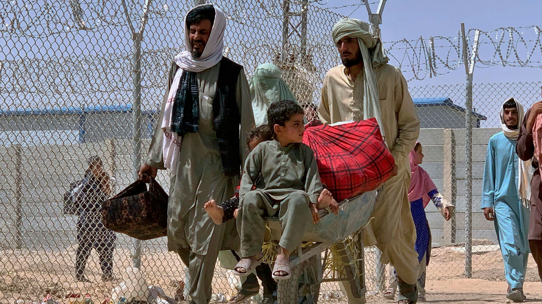 Eine afghanische Familie passiert in Chaman einen Grenzübergang nach Pakistan.