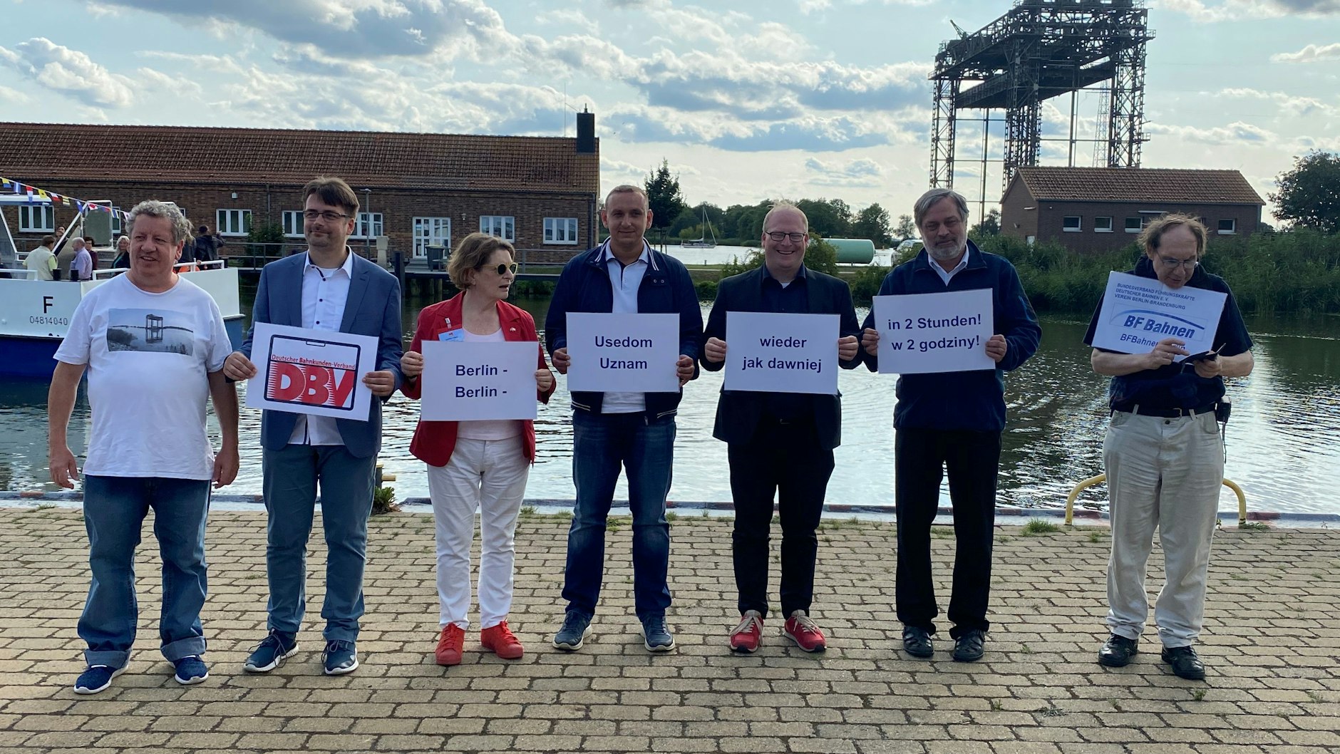 Künftig sollen hier wieder Züge auf die Insel fahren. Protestaktion vor der Kulisse der Karniner Hubbrücke.