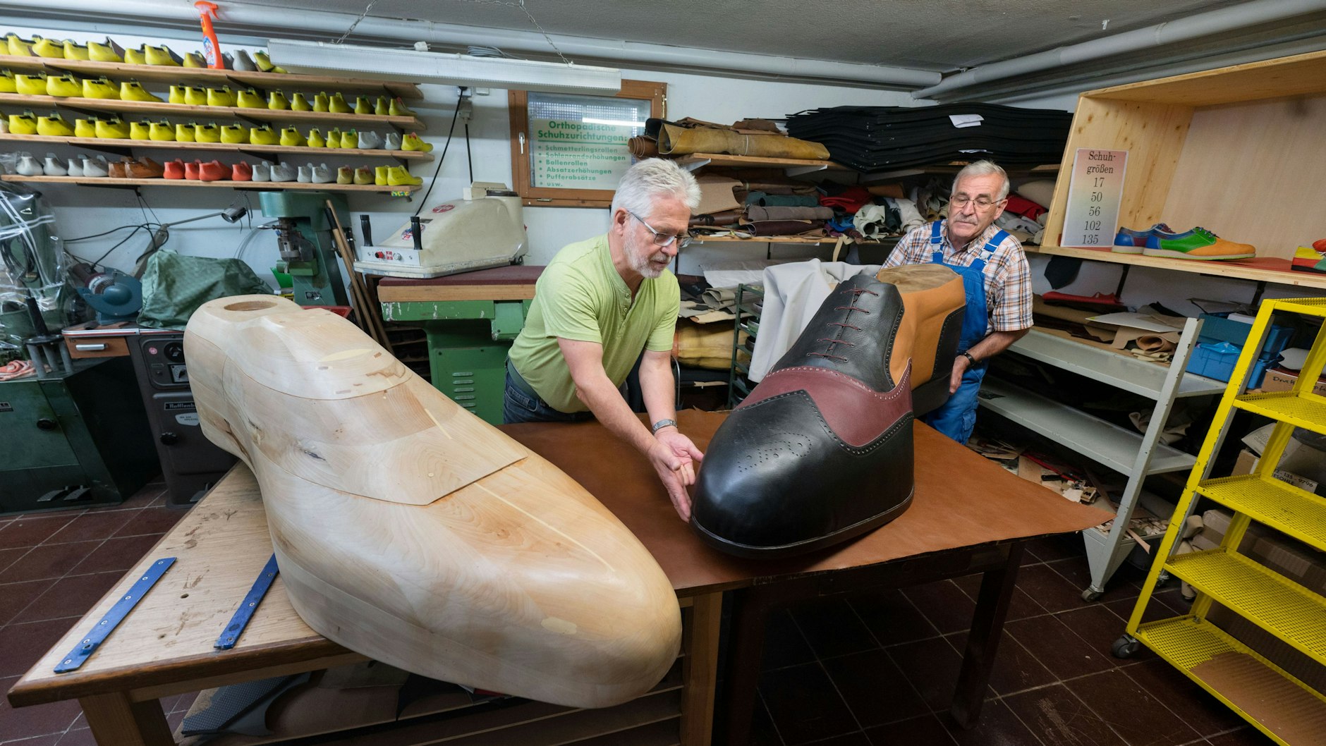 Matthäus Jörg (r.) und Johannes Schunk mit dem Riesenschuh und dem dazugehörigen Leisten.