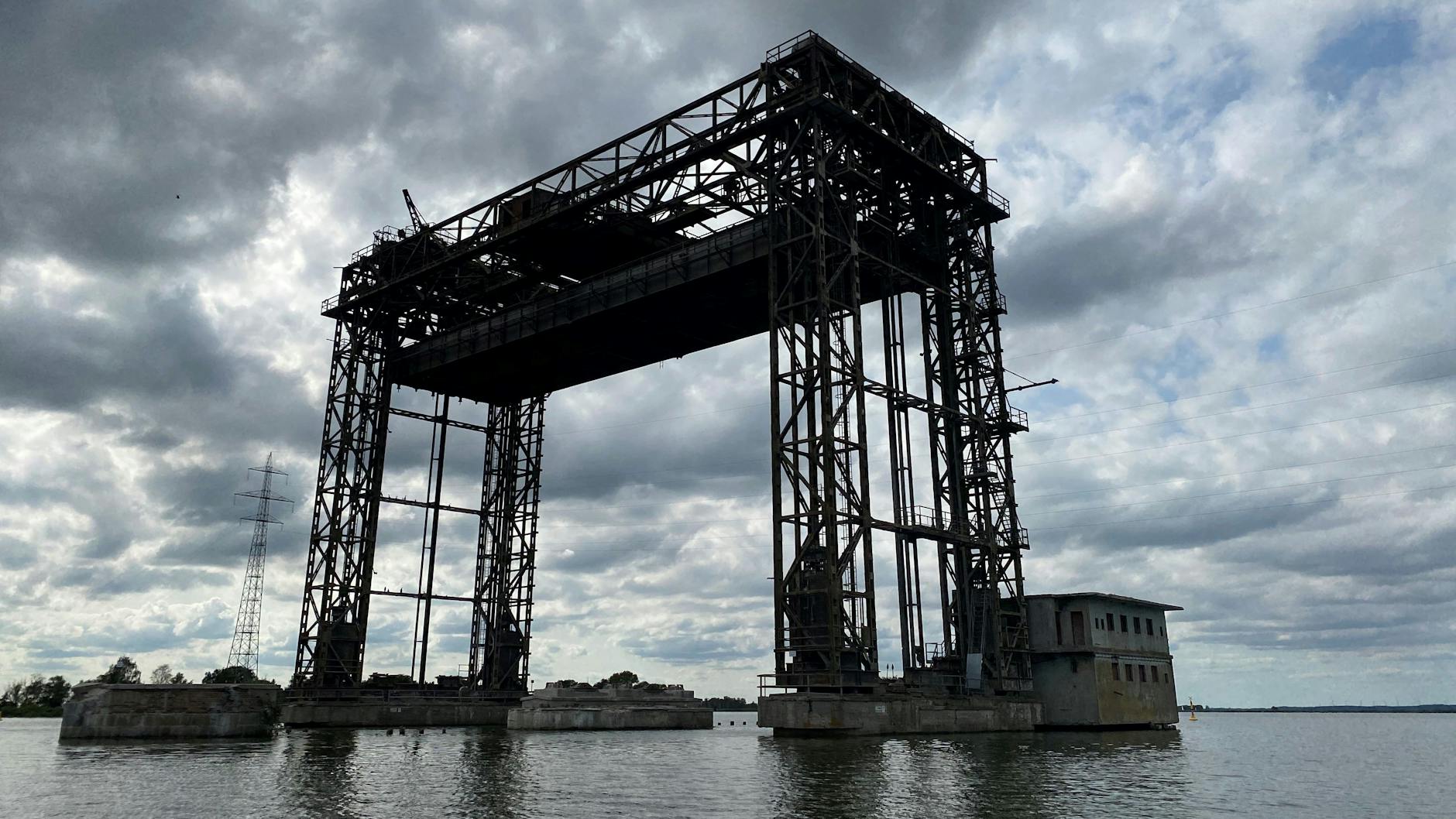 Eine rund 35 Meter hohe Stahlkonstruktion, die sich aus dem Peenestrom erhebt: Mehr ist nicht übrig geblieben von der Karniner Hubbrücke, über die einst Züge von Berlin nach Usedom fuhren.