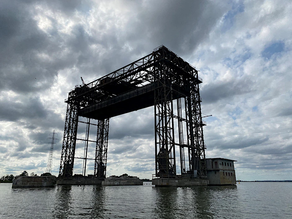 Eine rund 35 Meter hohe Stahlkonstruktion, die sich aus dem Peenestrom erhebt: Mehr ist nicht übrig geblieben von der Karniner Hubbrücke, über die einst Züge von Berlin nach Usedom fuhren.