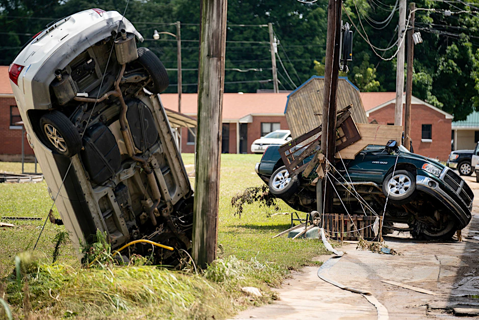 Waverly: Beschädigte Autos am Straßenrand, nachdem sie am Vortag von den Fluten weggespült wurden. Schwere Regenfälle haben in Tennessee zu Überschwemmungen geführt und mehrere Todesopfer gefordert.