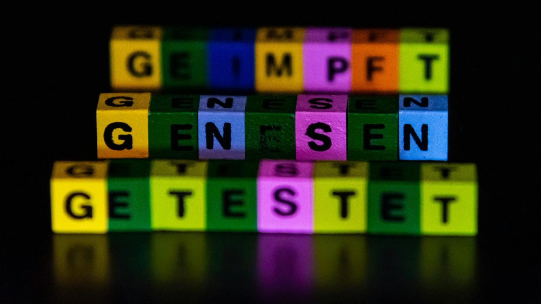 Anders als bei sonstigen Infektionen ist bei COVID-19 für Genesene per Verordnung ein Verfallsdatum eingebaut. Nach sechs Monaten verliert der PCR-Befund seine Gültigkeit.