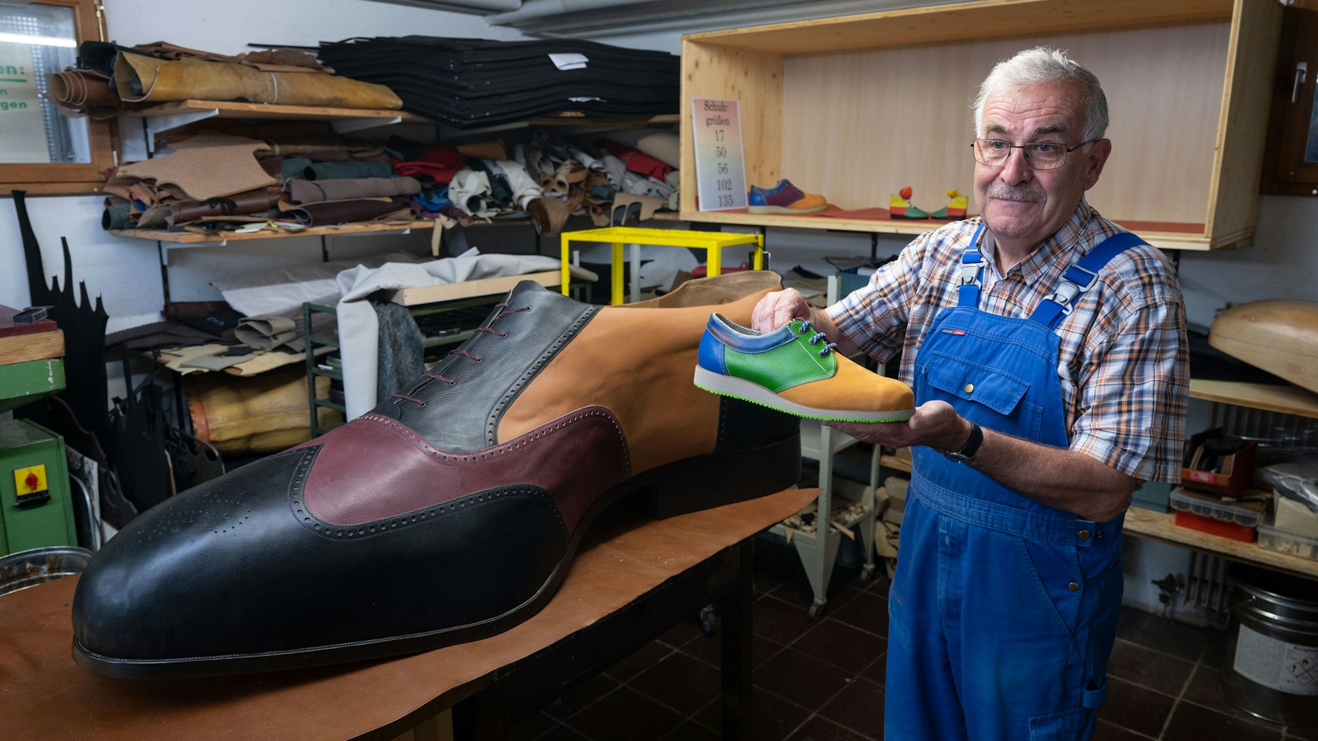 Zum Vergleich: Schuhmachermeister Matthäus Jörg zeigt zum Schuh in Größe 240 einen Schuh in einer üblichen Größe, nämlich in 42. 