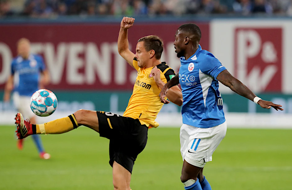 Hansa Rostocks Streli Mamba (r.) musste sich im Duell mit Chris Löwe und Dynamo Dresden geschlagen geben.