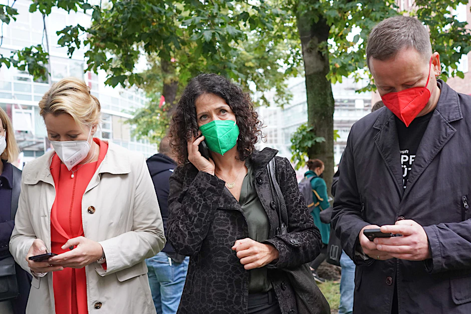 Kein Anschluss unter dieser Nummer? Franziska Giffey (SPD), Bettina Jarasch (Grüne) und Klaus Lederer (Linke) am Rande einer Kundgebung von Pflegekräften vor der Vivantes-Zentrale.