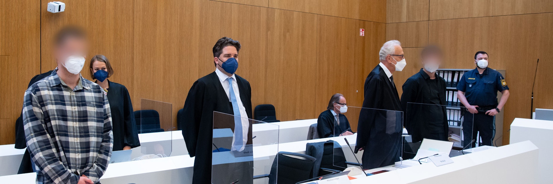 Die zwei wegen Mordes angeklagten Männer (l und 2.v.r.) stehen im Sitzungssaal des Landgerichtes in München.