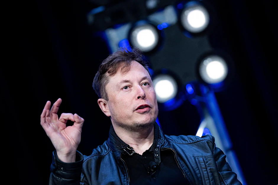 Tesla-Gründer und Multimilliardär Elon Musk. Auf einer Online-Konferenz präsentierte er kürzlich den Prototypen des Roboters „Tesla Bot“, der schon im nächsten Jahr zum Einsatz kommen soll.&nbsp;