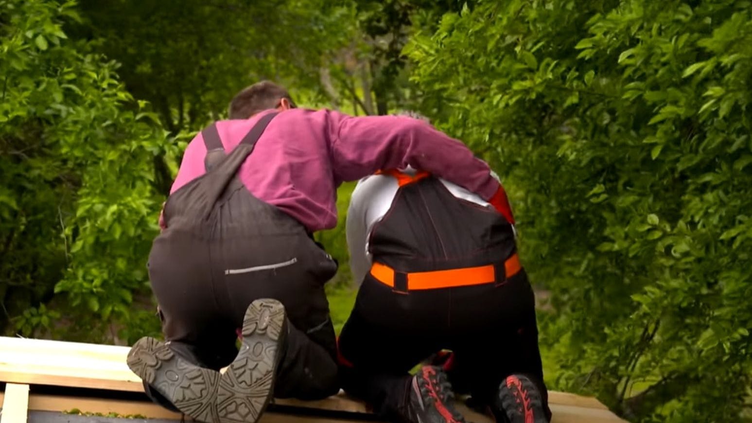 „Bauer sucht Frau International“-Kandidat Herbert hilft Petra bei den Arbeiten auf dem Dach.