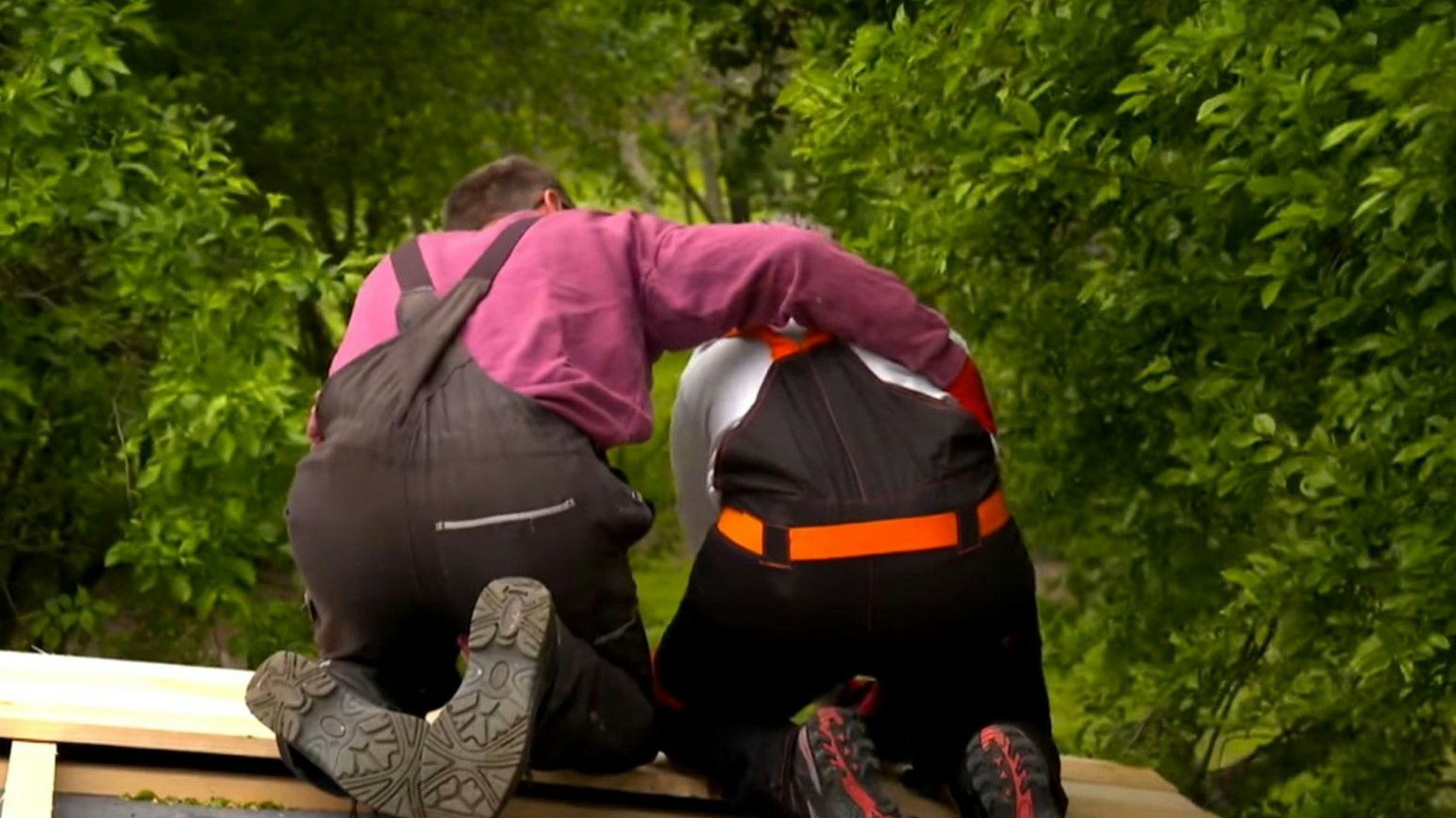 „Bauer sucht Frau International“-Kandidat Herbert hilft Petra bei den Arbeiten auf dem Dach.