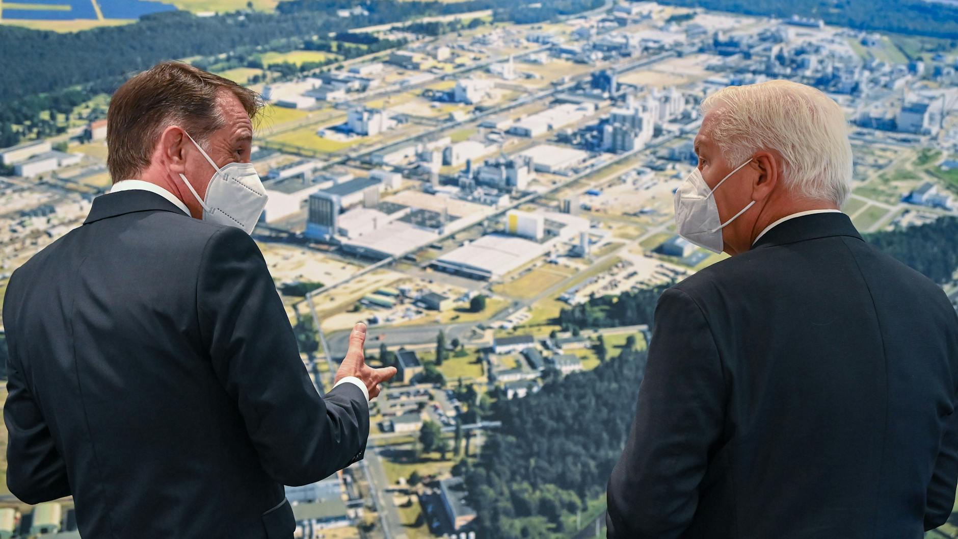 Zwei Wessis vor blühender Landschaft Ost: Jürgen Fuchs (l), Vorsitzender der Geschäftsführung der BASF Schwarzheide GmbH, spricht mit Frank-Walter Steinmeier, Bundespräsident, den industriellen „Leuchtturm“ in Brandenburg.