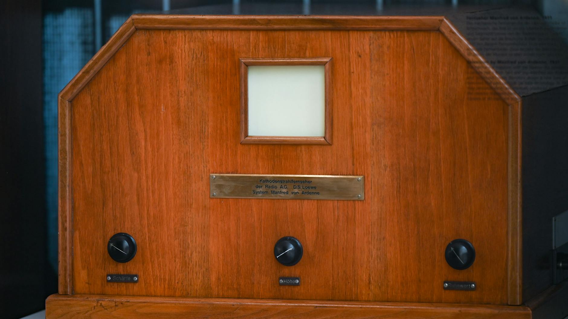 Das erste elektronische Fernsehgerät, das Manfred von Ardenne entwickelte, steht heute im Museum für Kommunikation in Frankfurt/Main.