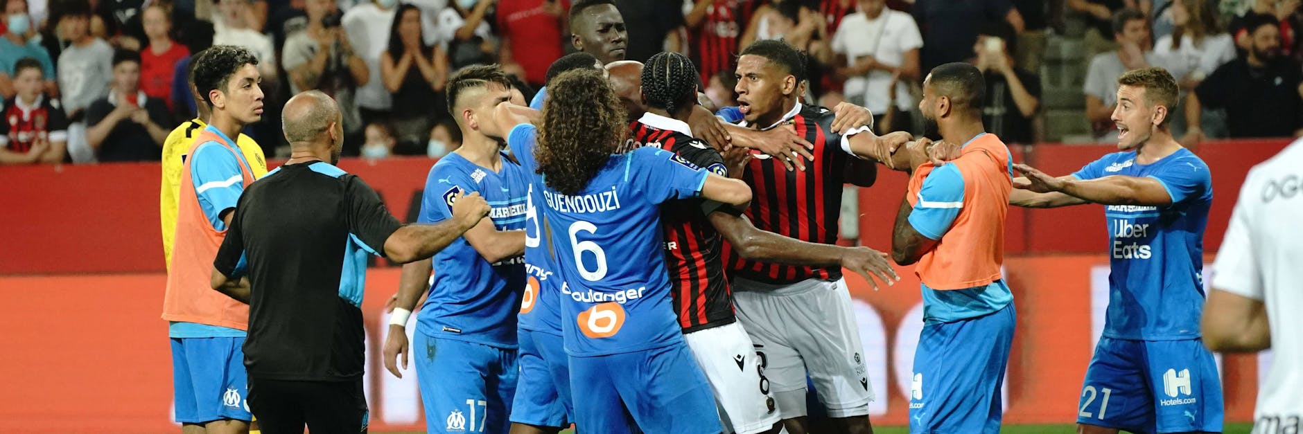 Wilde Szenen auf dem Platz: Nizza-und Marseille-Profis, darunter Ex-Herthaner Matteo Guendouzi, prügelten sich untereinander und mit einigen Hooligans. 