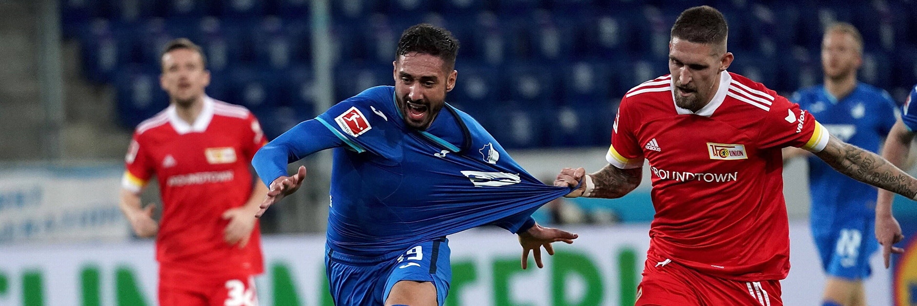 Darf sich auf Derbys gegen den 1. FC Union freuen: Ishak Belfodil, hier im Duell mit Ex-Unioner Robert Andrich, wechselt von der TSG Hoffenheim zu Hertha BSC. 