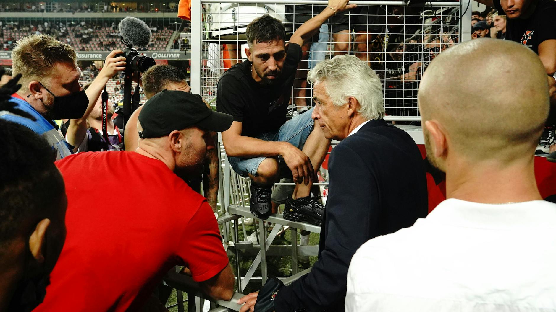 Nizzas Präsident Jean-Pierre Rivere versuchte die Fans beim Spiel gegen Marseille zu beruhigen. 